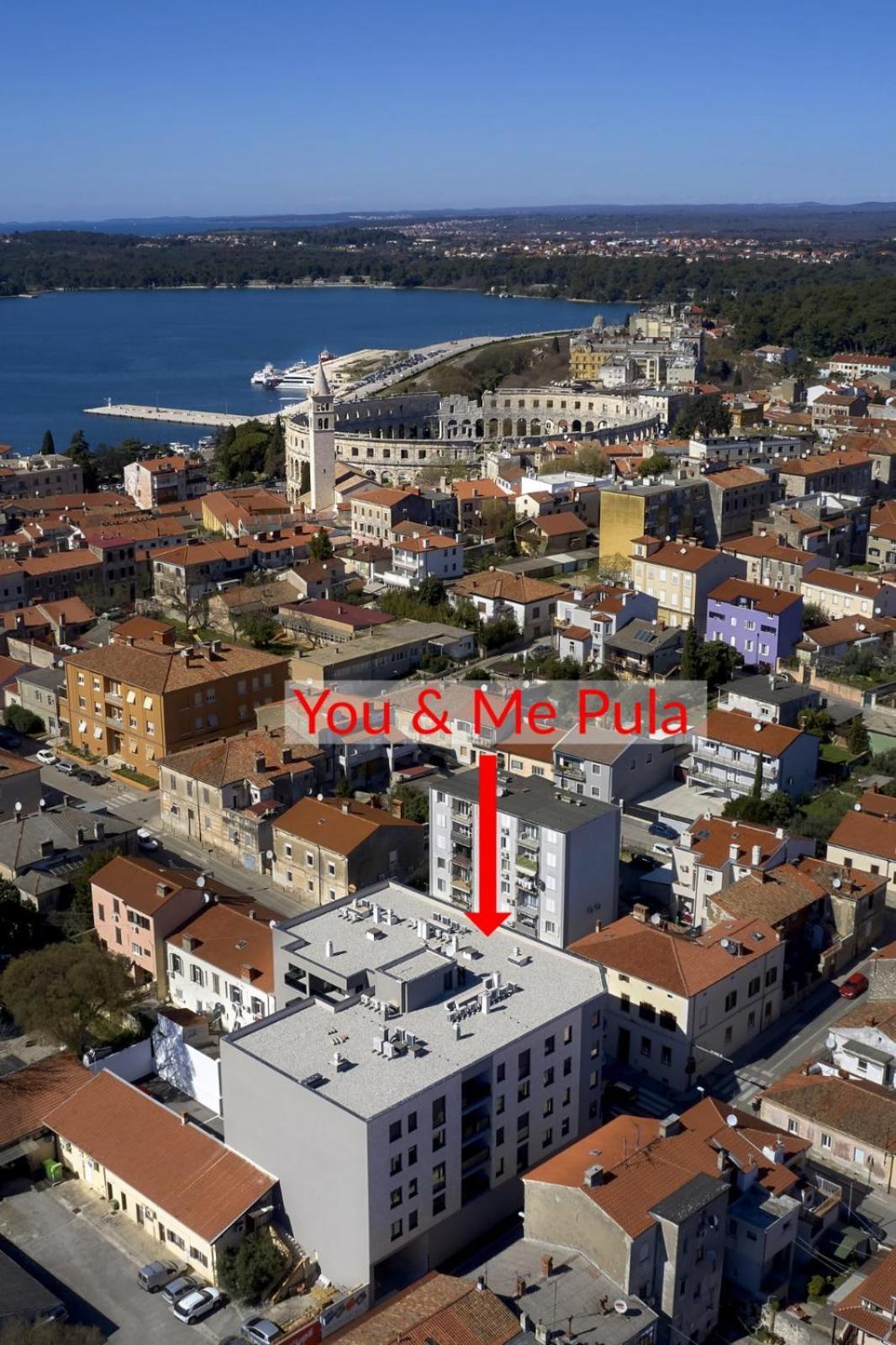 You & Me Pula With Garage Parking Exterior photo